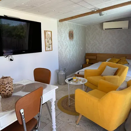 Pour 2 Personnes Avec Piscine Ideal Pour Escapade Relaxante Uchaux